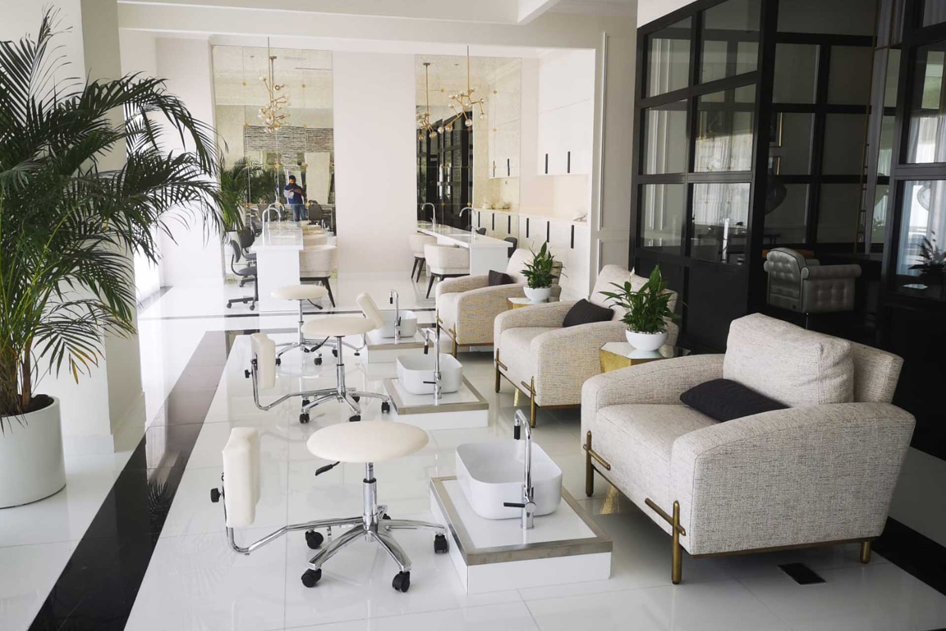 Interior of the luxury salon Maison 21 in Doha - image 3