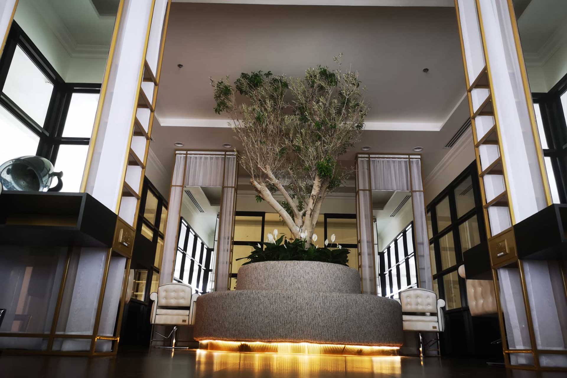 Interior of the luxury salon Maison 21 in Doha - image 5